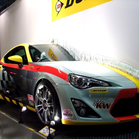 【東京オートサロン12】住友ゴムブースに“1台2役”の FT-86 画像