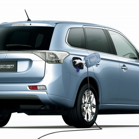 【三菱 アウトランダー PHEV 発表】動力性能も価格もV6モデル並みのパーシャルEV 画像