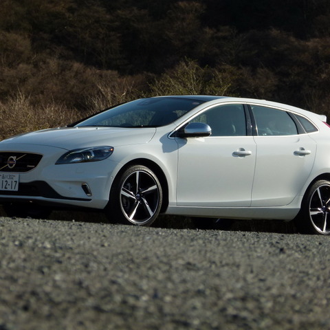 【ボルボ V40 T5 Rデザイン 試乗】パワフルさと専用のインテリアが持ち味…島崎七生人 画像