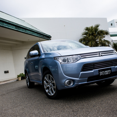 【三菱 アウトランダーPHEV 試乗】燃費セーブに加え、制御と走りも向上…片岡英明 画像