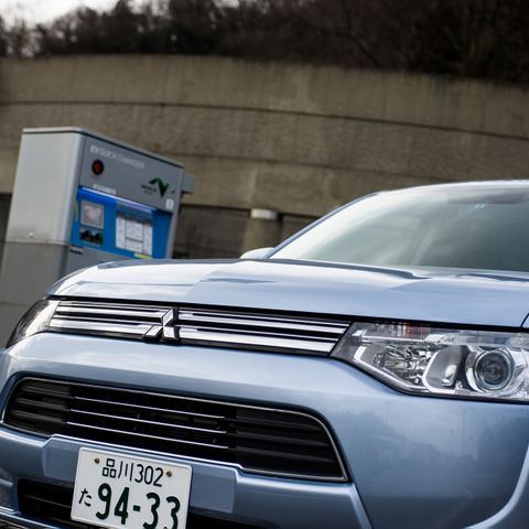 【三菱 アウトランダーPHEV 試乗】ランエボのノウハウ受け継ぐ走りと非常電源車という使い勝手…斎藤聡 画像