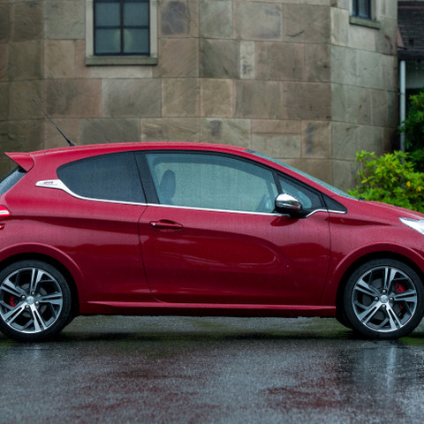 【プジョー 208 GTi 試乗】手に触れる部分へのこだわりを切に感じる…岩貞るみこ 画像