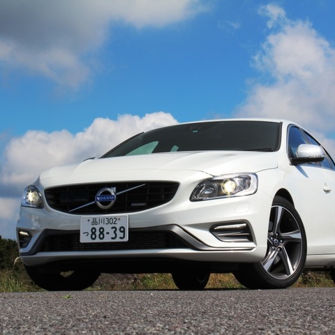 【ボルボ 60シリーズ R-DESIGN 改良新型】素材のコントラストで立体感表現 画像