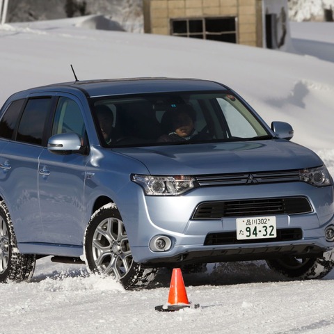 【三菱 アウトランダーPHEV 氷上試乗】超低μ路で四駆性能の極限に挑む…斎藤聡 画像