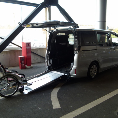 【トヨタ ヴォクシーX 車いす仕様車 試乗】ノウハウ生きた手際のよい造り…島崎七生人 画像