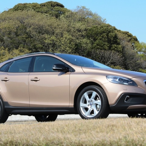 ボルボ、V40初の限定車2車種を発表…多様化ニーズに応える 画像