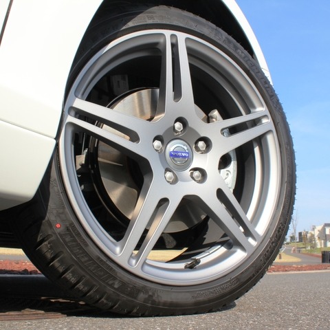 【ボルボ V40 T4 Sports発表】足元にこだわり、繊細なデザインな軽量アルミ採用 画像