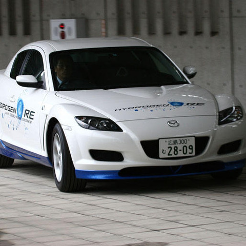【東京モーターショー05】マツダ RX-8 水素RE、販売ひかえて試乗車も 画像