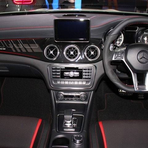 【メルセデスベンツ GLA 発表】質感高く、遊び心溢れた演出のインテリア 画像