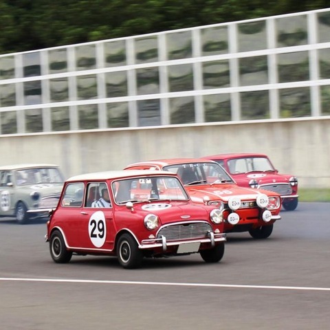 クラシックカー70台がサーキットを走行…2年目も無事開催、戦前のクルマも 画像