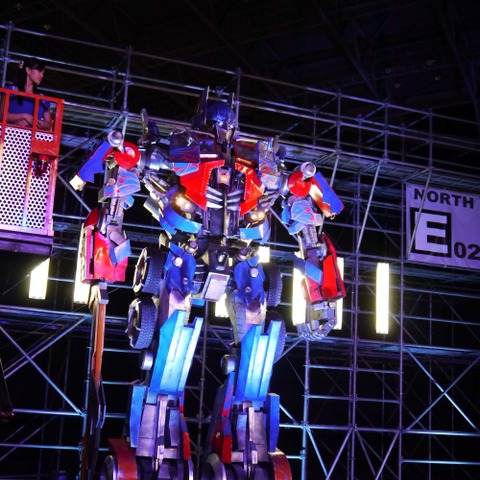 【トランスフォーマー博】身長7mのオプティマスプライムに武井壮が吠える 画像