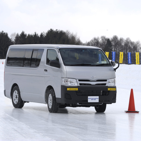 【ダンロップ WINTER MAXX SV01 氷上試乗】“商用向け”の先入観覆すグリップ力、ライフ1.5倍で財布にも優しい…斎藤聡 画像