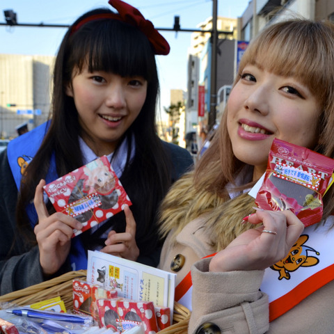 急ぎのライダーもついゴキゲンに!?　地下アイドルがチョコ手渡し［写真蔵］ 画像