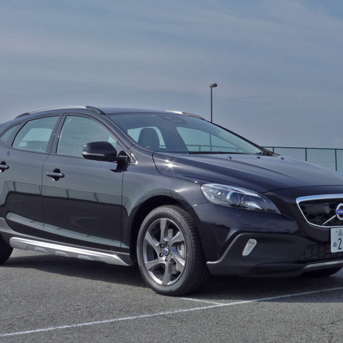 【ボルボ V40クロスカントリー 試乗】“なんちゃって”オフローダーでも、かっこよさで許す…岩貞るみこ 画像