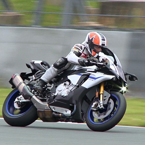 【ヤマハ YZF-R1 & R1M 動画試乗】余裕の299km/h、途方もない性能を安心して楽しめる…佐川健太郎 画像