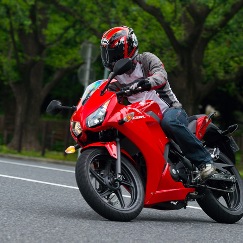 【ホンダ CBR250R 試乗】低中速域の扱いやすさに定評、ハンドリングは市街地でも軽快…青木タカオ 画像