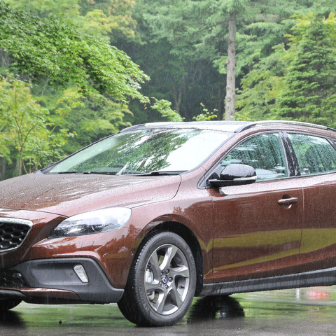 【ボルボ V40クロスカントリー ディーゼル 試乗】オンロード中心でも、ディーゼル+SUVはテッパン…諸星陽一 画像
