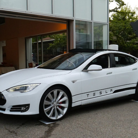 テスラ モデルS、2モーターの「デュアル」日本初公開…目指したのはマクラーレンの性能 画像