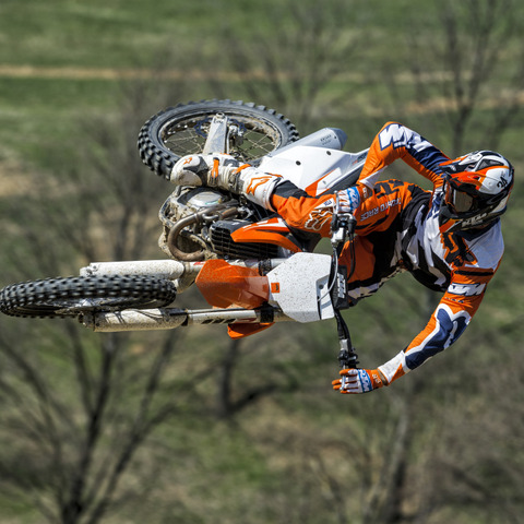 【KTM 250SX-F 試乗】軽快な車体と強化された足まわりで、ジャンプもより安定…青木タカオ 画像