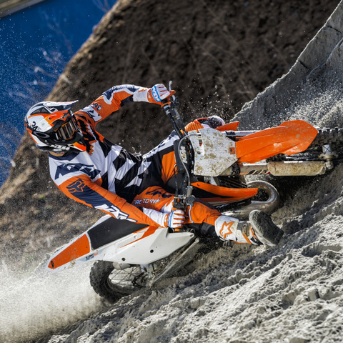 【KTM 125SX 試乗】2ストならではの鋭いダッシュと軽い車体…青木タカオ 画像