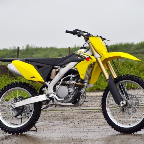 【スズキ RM-Z250 新型】競技用モトクロッサーが進化、ホールショット狙える新技術も 画像