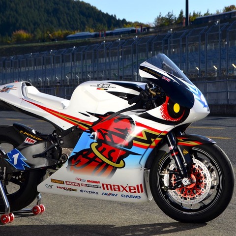 チーム無限、マン島EVレース優勝マシン「神電」を披露 画像