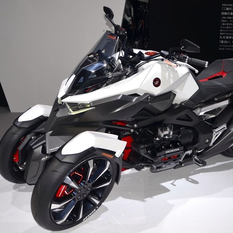 【東京モーターショー15】エイリアン襲来…!? ホンダのハイブリッド3輪 画像