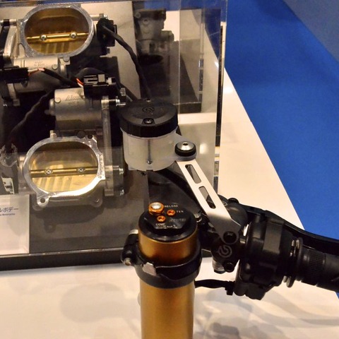 【東京モーターショー15】スロットル開閉が一目瞭然…吸気機構が学べるミクニブース 画像