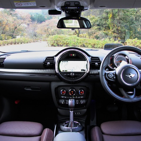 【MINI クラブマン 新型】専用インテリアを構成する円、楕円、四角 画像