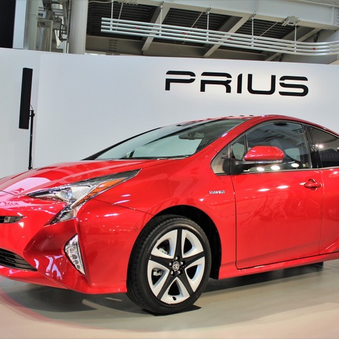【トヨタ プリウス 新型】クリアさを表現するのに苦労した「赤」 画像