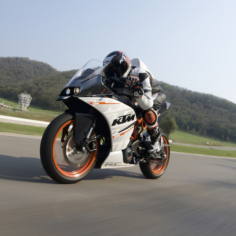 【KTM RC250 試乗】ライバル凌ぐ本格装備でスポーツライディングを気軽に…青木タカオ 画像