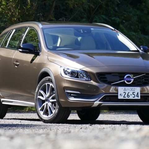 【ボルボ V60 クロスカントリー 試乗】ボルボの“十八番”といえる走り&仕上がり…島崎七生人 画像