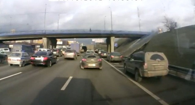 モスクワで撮影されたポリスカーとロシア政府高官の公用車の車線変更を巡る争い（動画キャプチャー）