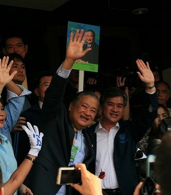スクムパン氏（写真中央左）