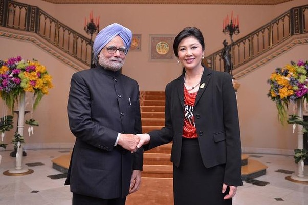 インドのシン首相が訪タイ、インラク首相と会談