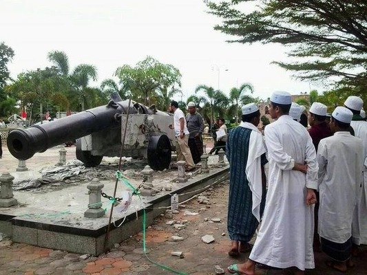 爆破されたパヤタニ大砲の模型