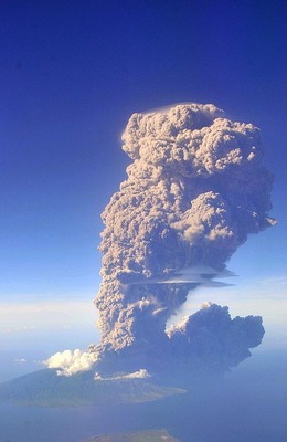 サンゲアン・アピ山の噴火