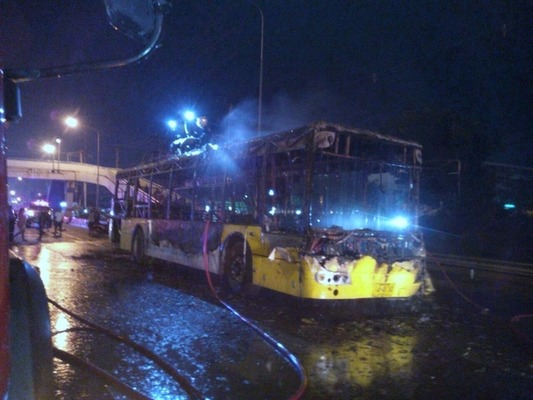 バンコクで路線バス炎上　死傷者なし