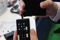 【ウェアラブルEXPO16】歩けば充電する発電インソール、10秒ごとに位置情報を発信 画像