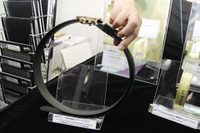 【ウェアラブルEXPO16】ベルトでスマホを充電、薄さ0.38mmで折り曲げ自在 画像