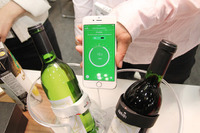 【ウェアラブルEXPO16】ワインにもウェアラブル、スマホが教える「今が飲み頃」 画像