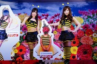 【東京オートサロン16】日野自動車ブースは“脱セクシー”!? お花畑とミツバチ 画像