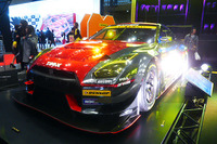 【東京オートサロン16】“50年差”の新旧レース車と女子ユニット「Mottie!!」ステージに熱視線…ダンロップ 画像