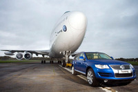 VW トゥアレグ、ボーイング747を牽引 画像