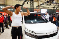 【東京オートサロン16】トヨタブース、マッチョなコンパニオンが登場!? 画像