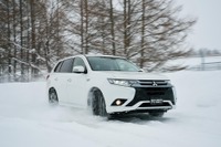 三菱 アウトランダーPHEV 開発車両に乗ってみた…さらに改良「コントローラブルで速くなる」 画像