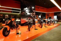 KTM、バンコクに大型ショールーム開設 画像