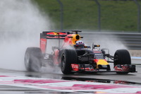 【F1】ピレリがウエットタイヤをテスト、レッドブルは暫定カラーで走行 画像