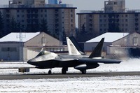 アメリカ軍のステルス戦闘機F-22、横田基地へ計14機が飛来 画像