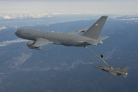 ボーイングと米空軍、KC-46A第1回給油フライトに成功 画像